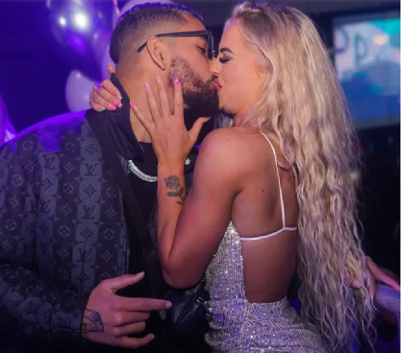 Douglas Luiz và Alisha Lehmann chia tay