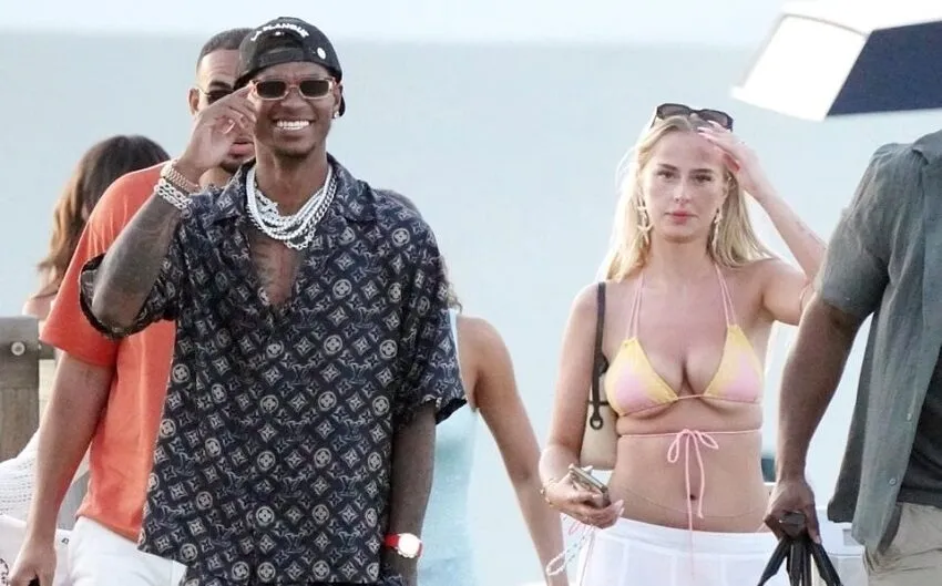 Marcus Rashford lộ diện bên người đẹp tóc vàng